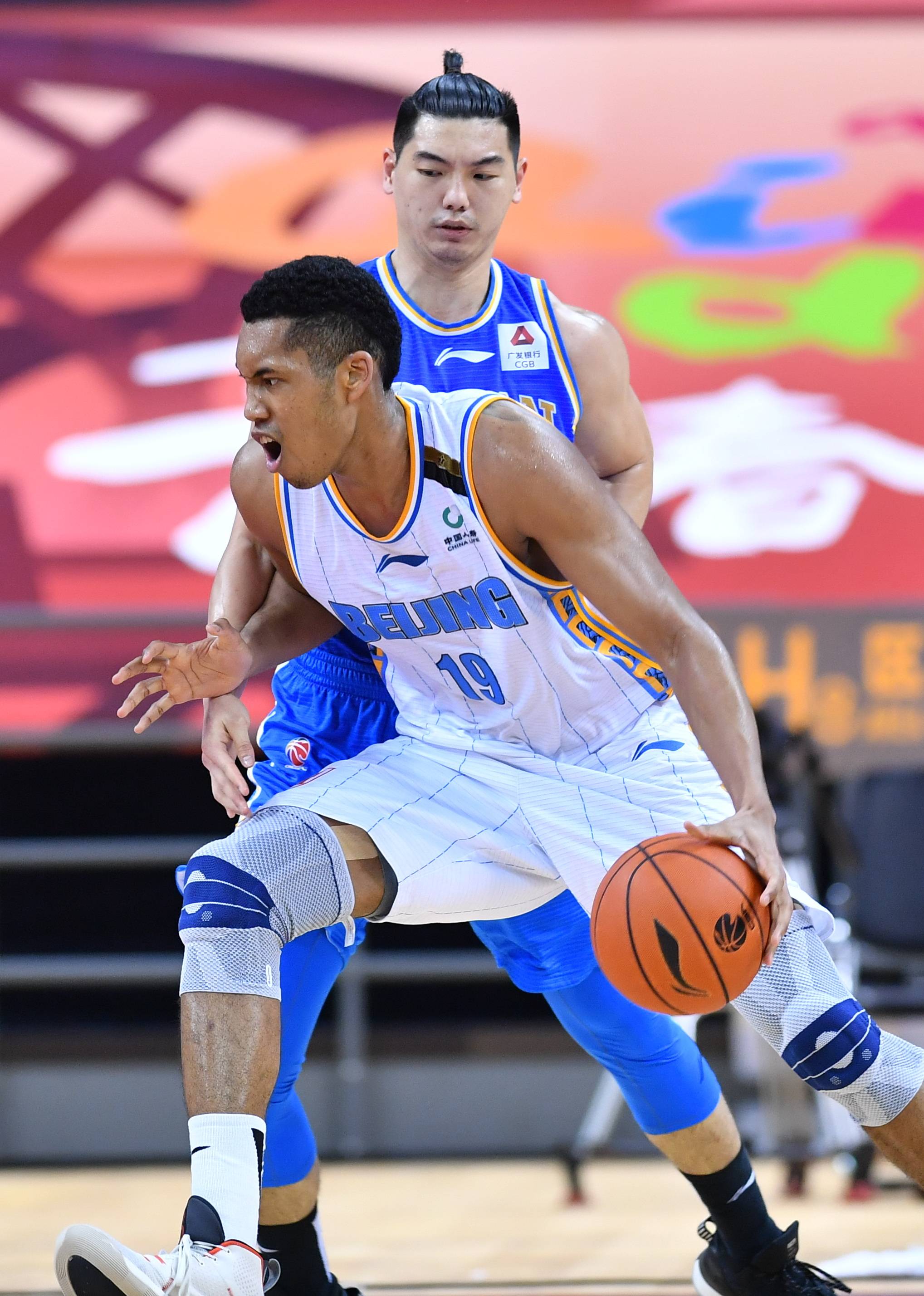 她和团队并 她和团队并